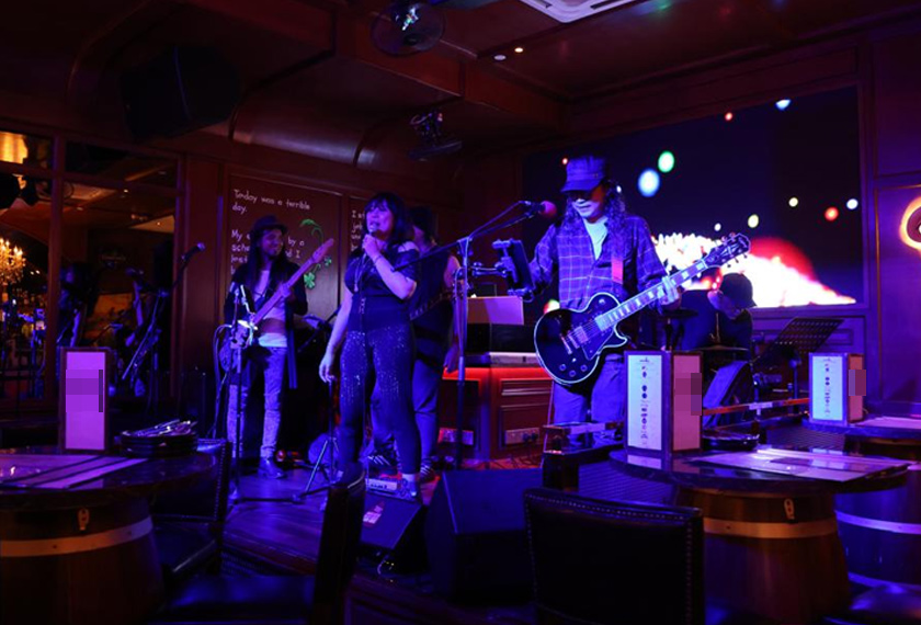 Pertunjukan live band yang berlangsung setiap hari juga menjadi antara aktiviti dinantikan pengunjung di Rockafellers Kitchen. - Foto Astro
