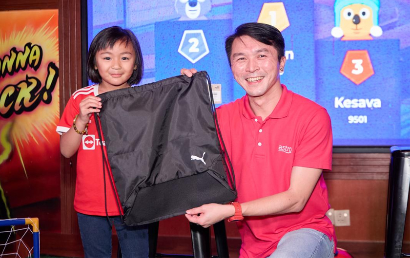 Benjamin (kanan) ketika sesi pemberian hadiah kepada pemenang aktiviti cabutan bertuah. - Foto Astro