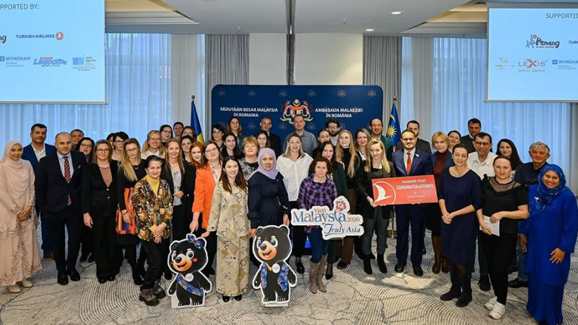 Norlizah (barisan depan, dua dari kiri) bersama dengan pemain industri pelancongan, wakil media dan syarikat penerbangan.