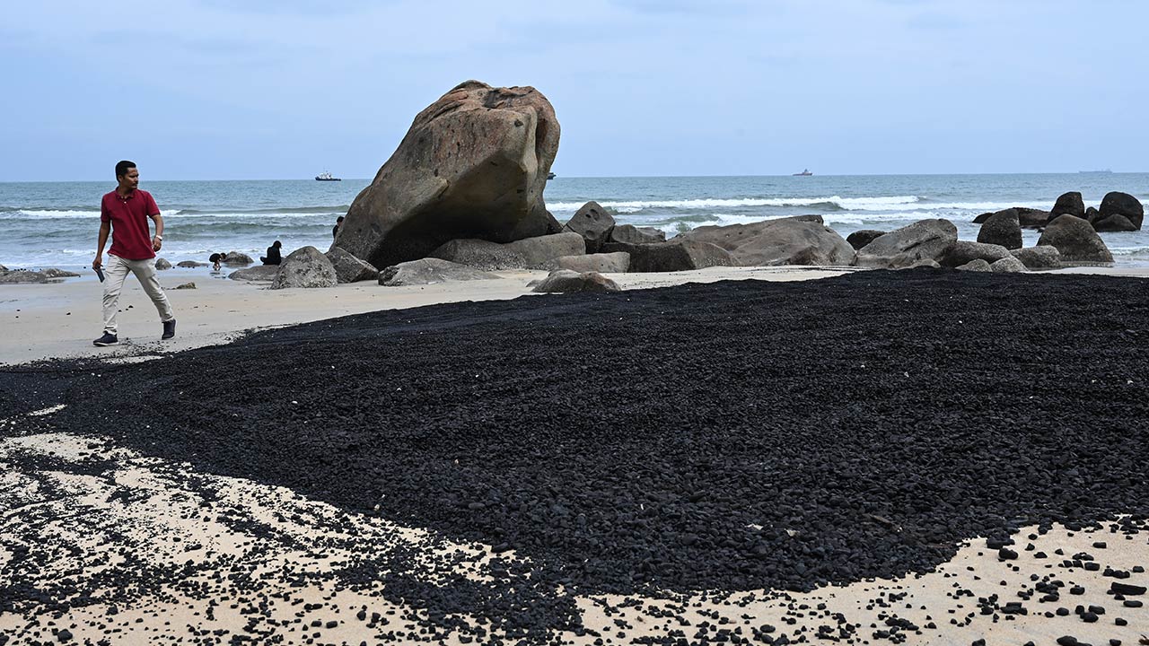 Operasi pembersihan tumpahan arang batu di Pantai Teluk Kalong bermula