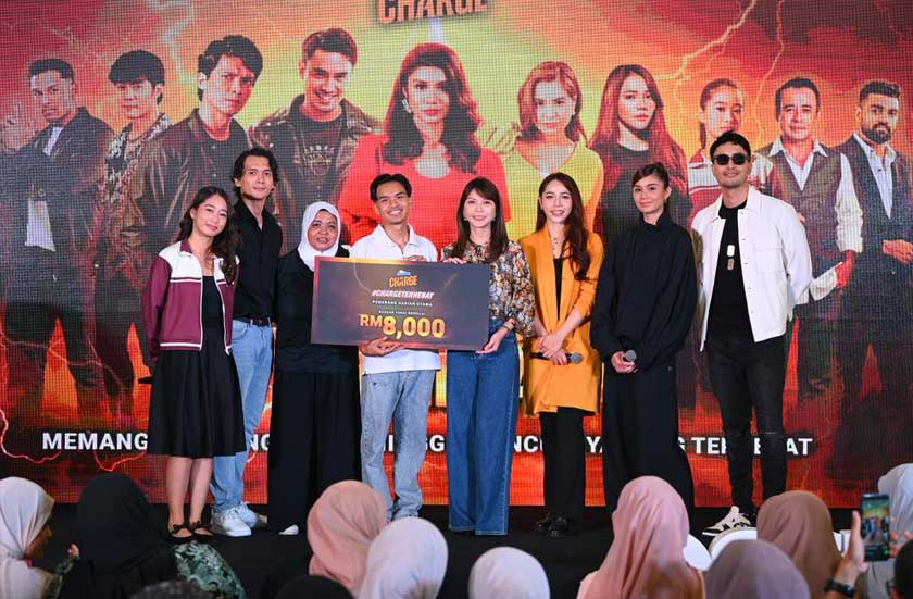 Pemenang cabaran Reunion Charge Terhebat menerima hadiah wang tunai RM8,000, disaksikan barisan pelakon daripada lima siri premium Astro Originals yang terlibat dalam kolaborasi kempen Goodday Charge.
