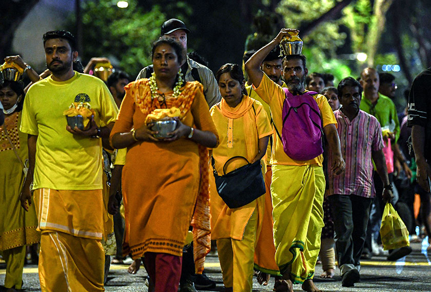 Penganut membawa kavadi serta belanga berisi susu sebagai simbol nazar dan kesyukuran dalam perjalanan menuju Batu Caves. --fotoBERNAMA