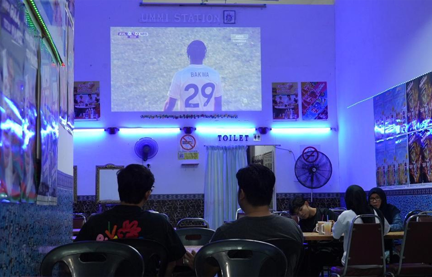 Orang ramai membanjiri Ummi Station untuk menyaksikan perlawanan bola sepak secara langsung serta menikmati makanan dan minuman sambil berkongsi cerita. - Foto Astro