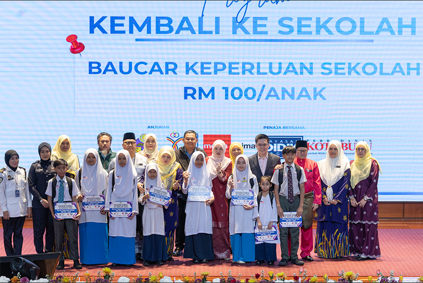 Sesi bergambar antara Fadhlina dan pelajar-pelajar sekolah yang turut hadir ke Majlis Amanat Tahun Baharu 2026 Menteri Pendidikan. - Foto Astro AWANI/Shahir Omar