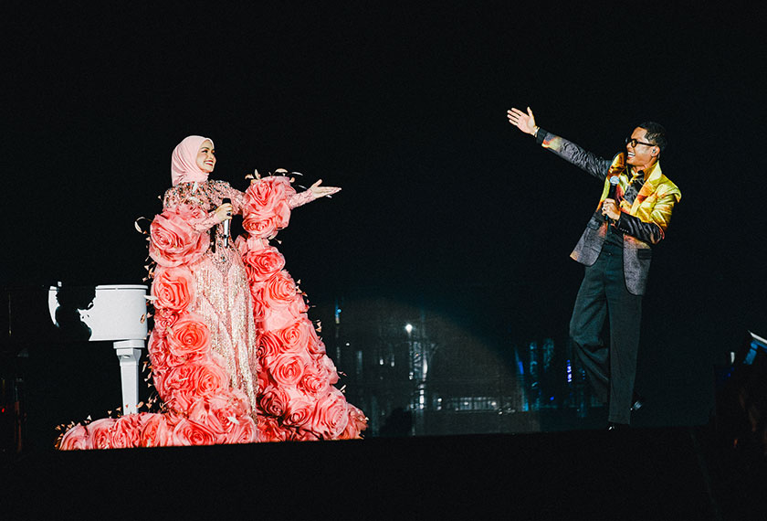 Siti Nurhaliza berduet bersama Hafiz dalam lagu Pandang Pandang, Jeling Jeling dan Muara Hati.