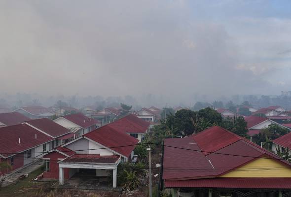 Kebakaran tanah gambut di Punggai merebak, asap tebal selubungi kawasan perumahan