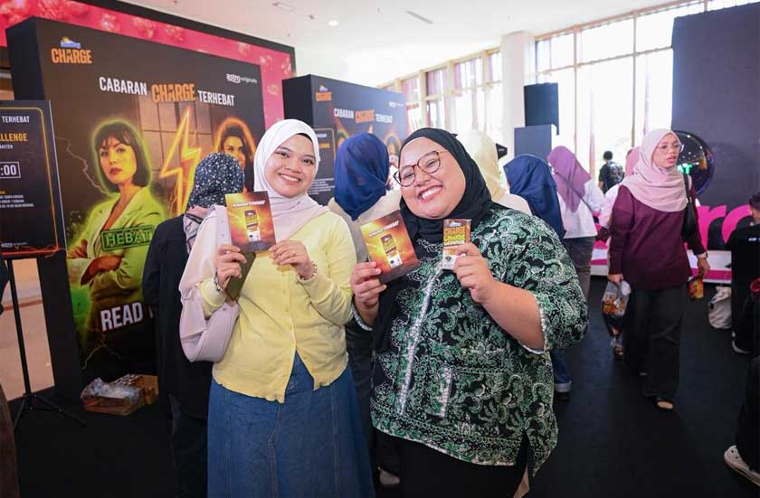 Pengunjung memeriahkan acara Reunion Charge Terhebat di Alamanda Putrajaya, yang menterjemahkan mesej kempen “Memang ada yang hebat, hingga munculnya yang terhebat” ke dunia sebenar melalui pelbagai aktiviti interaktif.