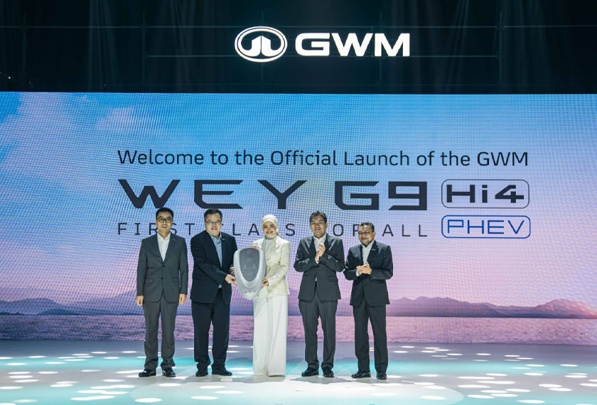 Datuk Seri Siti Nurhaliza ketika menerma "mock key" WEY G9 Hi4 PHEV. - Foto GWM Malaysia
