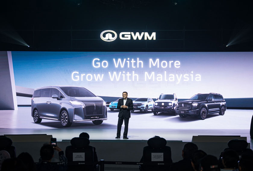 Roslan ketika memberikan ucapan alu-aluan sekali gus memperkenalkan model baharu GWM WEY G9 Hi4 PHEV. - Foto GWM Malaysia