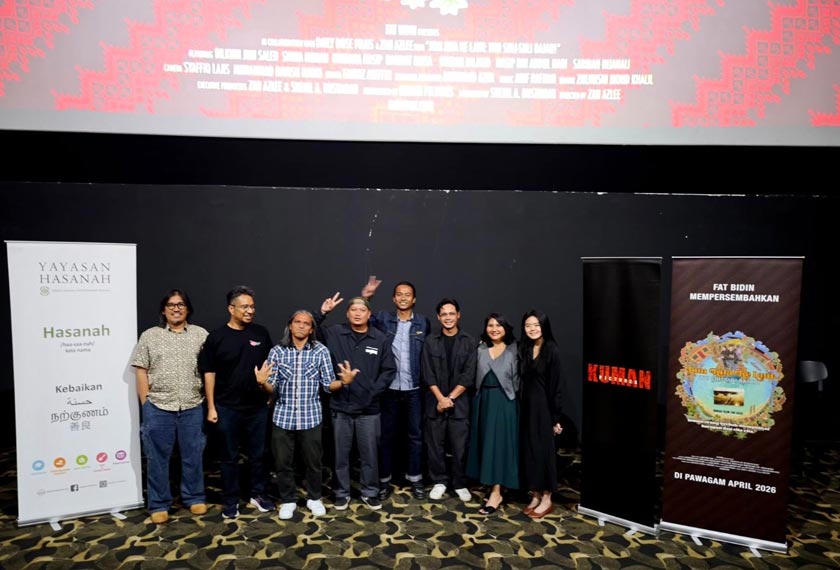 Zan Azlee (tiga dari kiri) bersama pasukan produksi Jom Kita Ke Laut: Itui suli-suli Bajau! - Foto Astro AWANI