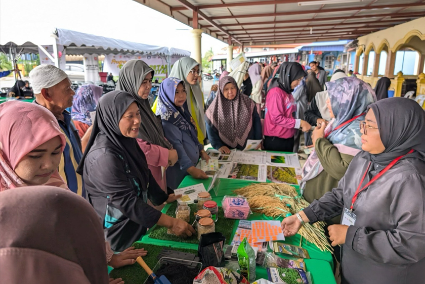Antara aktiviti interaktif yang dijalankan di pekarangan Masjid Al-Ma’ruffi. - Foto: UKM-YSD