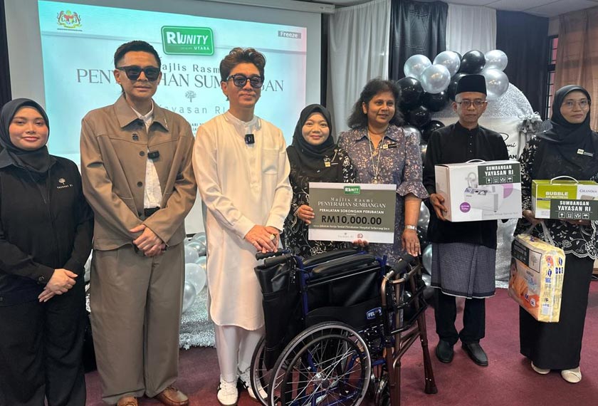 Yayasan Rizalman Ibrahim turut menyerahkan sumbangan peralatan kesihatan bernilai RM10,000 kepada Hospital Seberang Jaya yang diterima Dr Shameni Sunasundram (tiga dari kanan). 