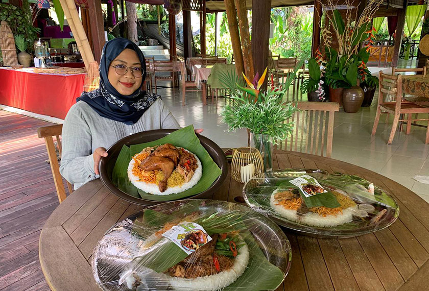  Nasi ambeng biasanya disajikan di dalam dulang atau talam besar yang dilapisi dengan daun pisang supaya aromanya mewangi. - Astro AWANI