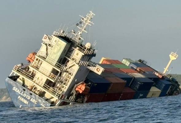 Pihak berkuasa bertungkus-lumus kekang tumpahan minyak kapal kargo karam di perairan Thailand