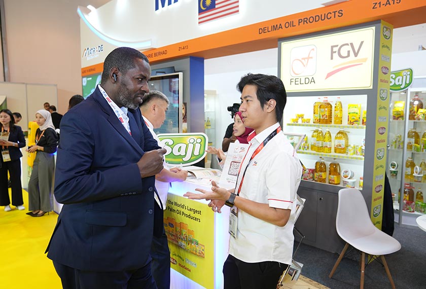 Interaksi pegawai-pegawai FGV bersama pelanggan di Gulfood 2026 bagi meneroka peluang kerjasama di pasaran makanan global. - Foto FGV Holdings Bhd