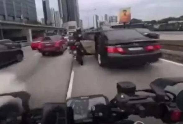 Pintu kereta dibuka budak 2 tahun punca nahas enam kenderaan