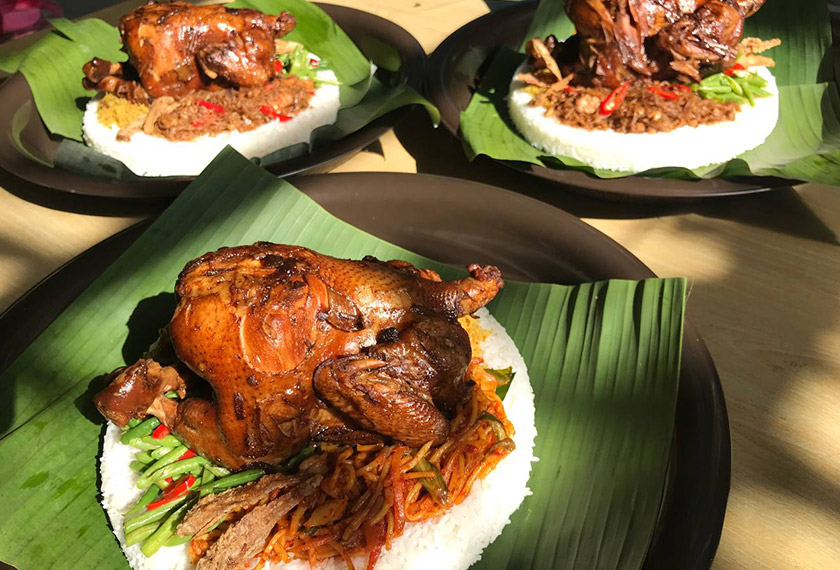 Nasi ambeng mempunyai makna tersirat yang mendalam yang perlu dirungkaikan untuk makluman masyarakat sejagat.