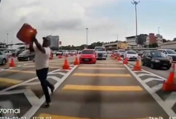 Polis kesan pemandu Axia baling kon di Plaza Tol LDP