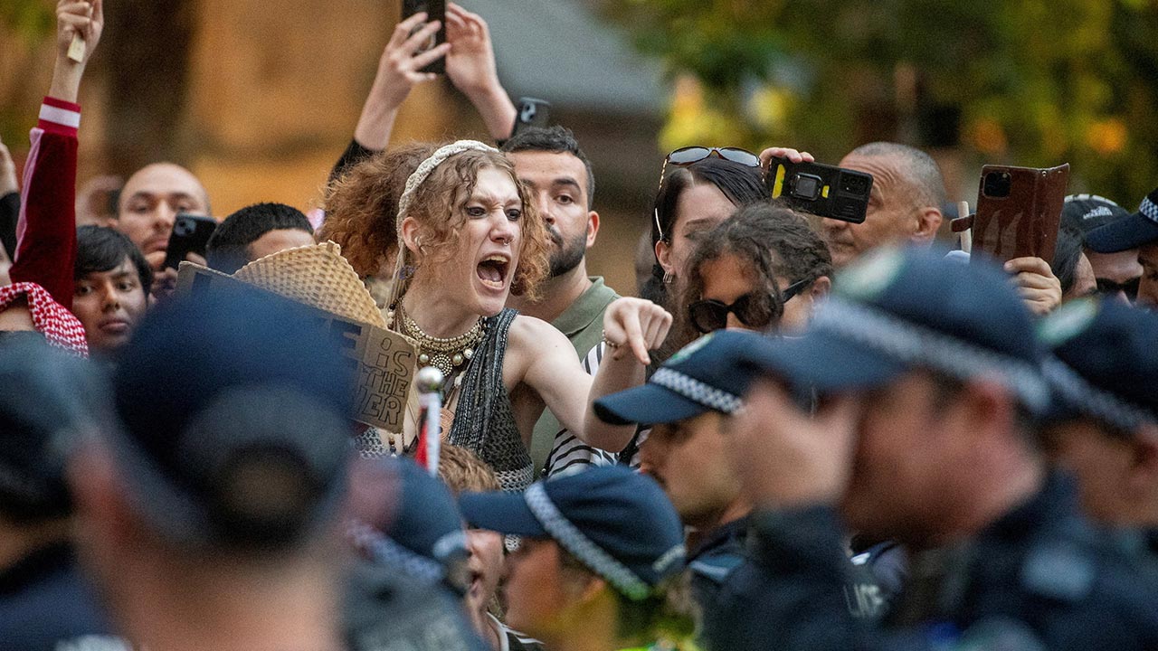 27 ditahan, 9 didakwa susulan kekecohan ketika protes bantah lawatan Presiden Israel ke Australia