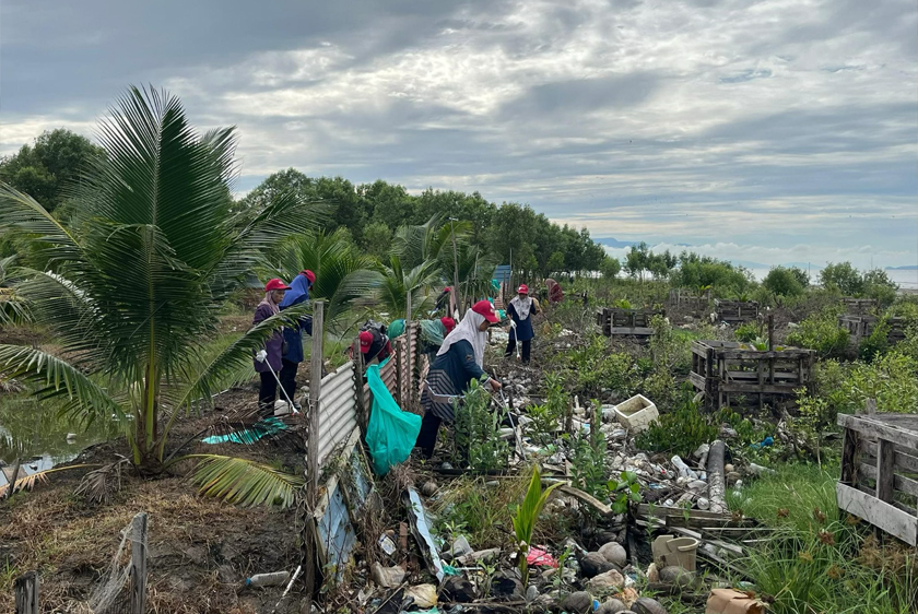 Aktiviti pembersihan di pesisiran Pantai Tebengau. - Foto UKM-YSD
