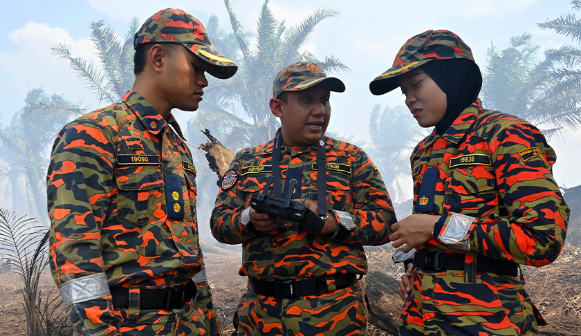 Ketua Zon 3, Jabatan Bomba dan Penyelamat Malaysia (JBPM) Johor, PgKB II Siti Hajar Sanusi (kanan) melihat aktiviti pemantauan dari udara menggunakan dron kebakaran membabitkan kawasan ladang tanah gambut di Simpang Renggam. - Foto Bernama