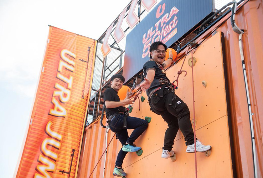 Pengunjung mencuba aktiviti lasak yang disediakan sepanjang CARA U Sabah ULTRA5G Fest, antara tarikan keluarga yang menggabungkan hiburan, gaya hidup aktif dan pengalaman komuniti. - Gambar U Mobile