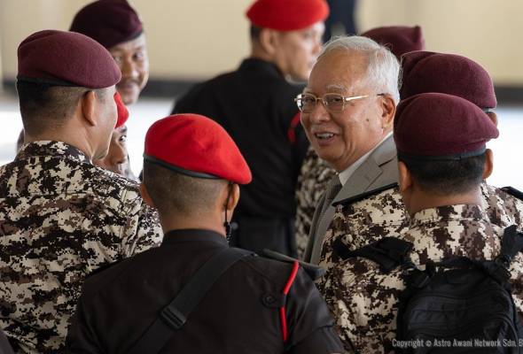 " Jho Low arah cek Najib jangan ditolak" - Saksi